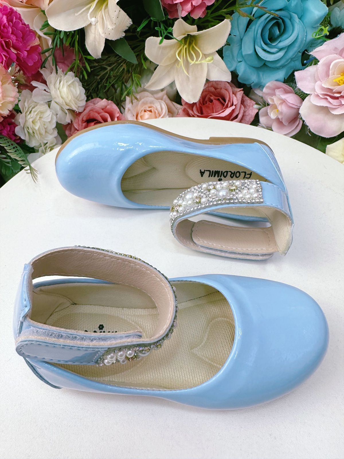 Botines azul bebé con perlas y pedrería 