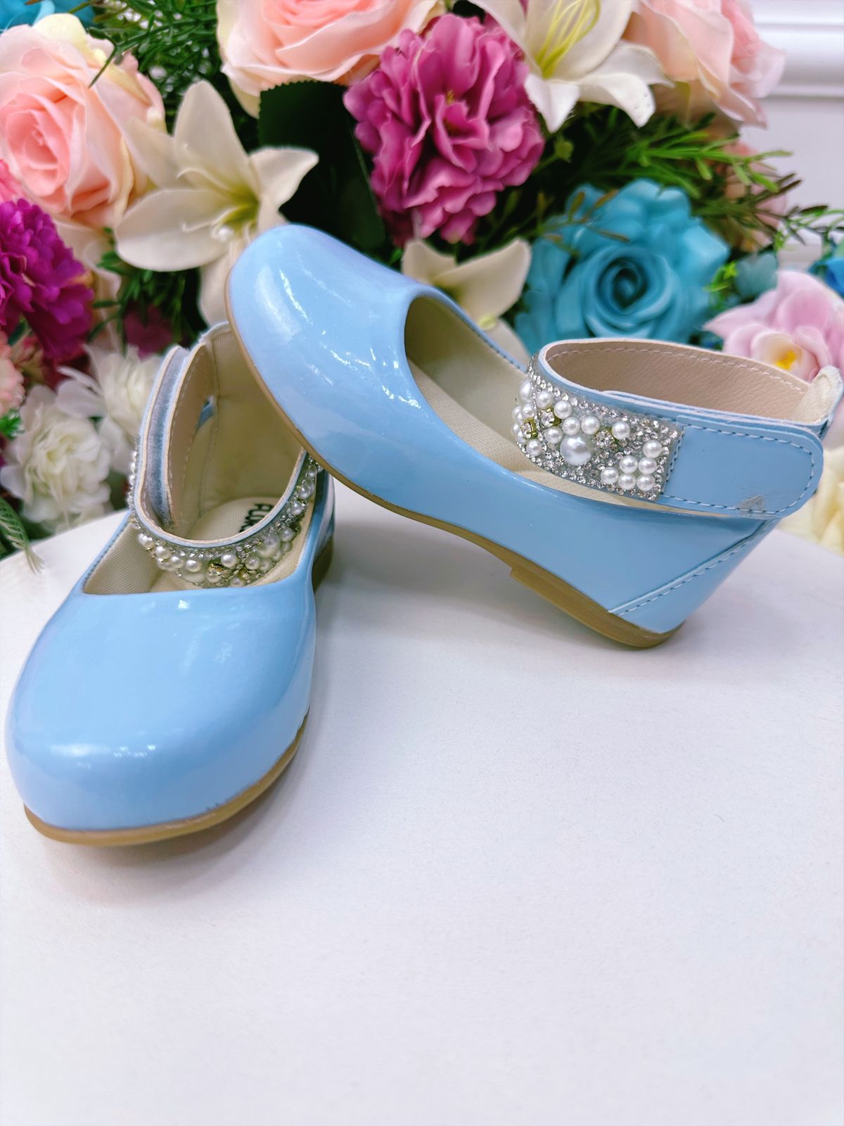 Botines azul bebé con perlas y pedrería 