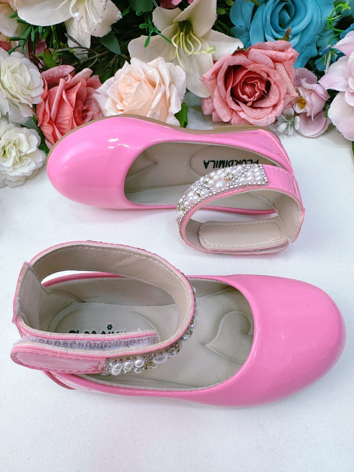 Zapato tobillero rosa chicle con perlas y pedrería 