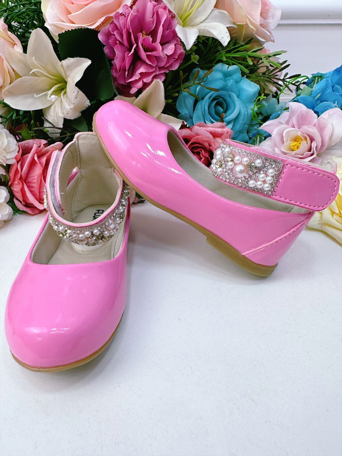 Zapato tobillero rosa chicle con perlas y pedrería 
