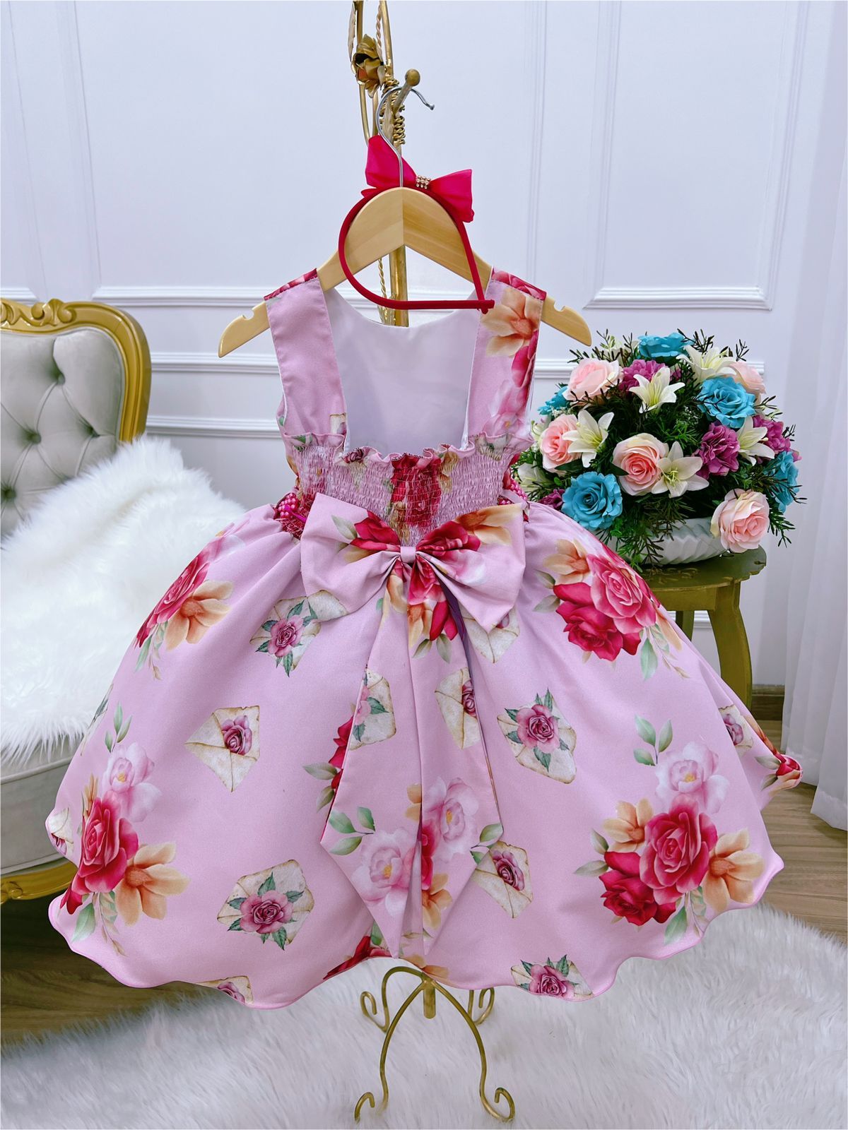 Vestido infantil con flores rosas, cinturón de perlas y tiara de diamantes de imitación 