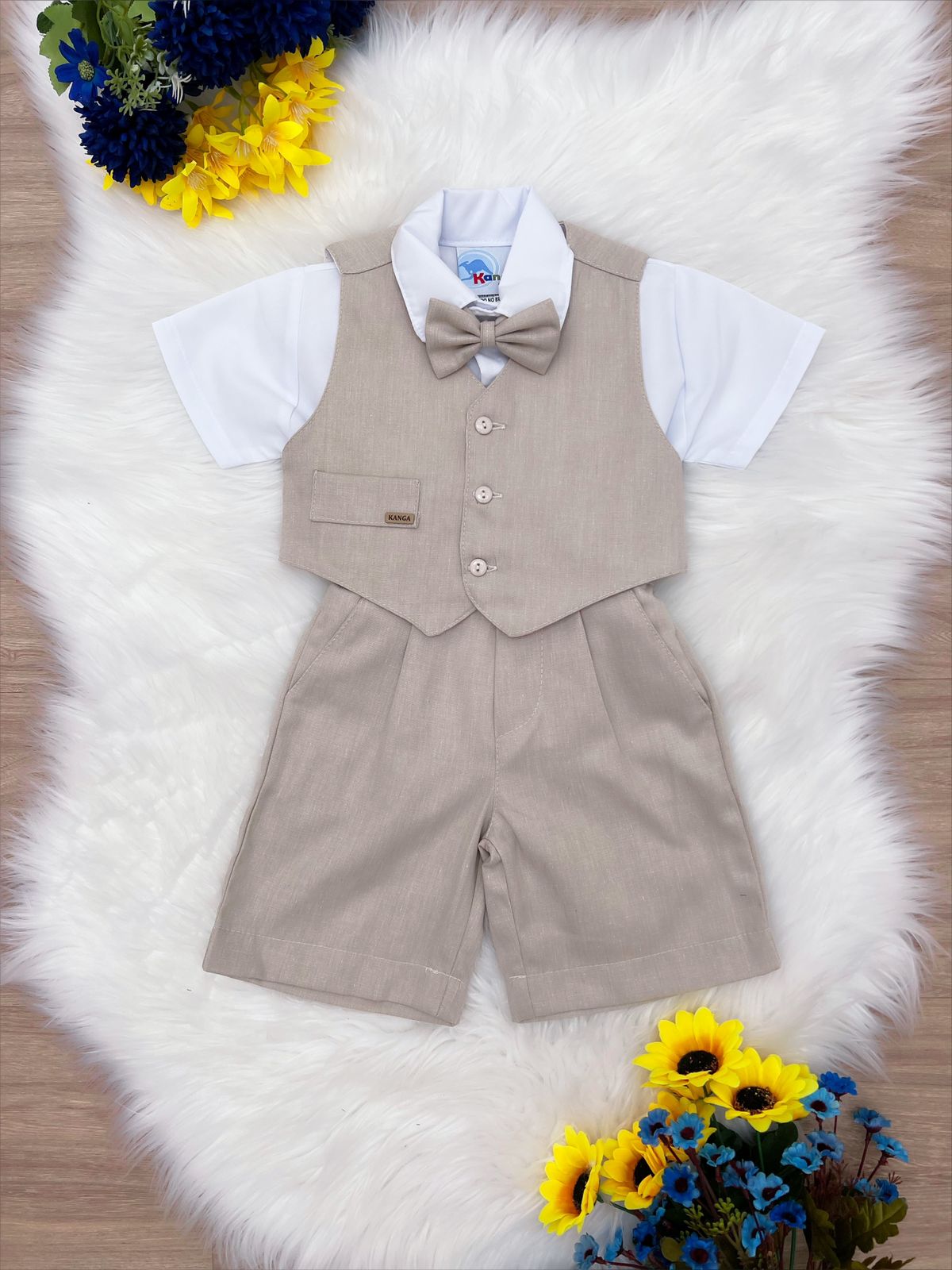 Conjunto formal beige con pantalones cortos, camisa, chaleco y corbata