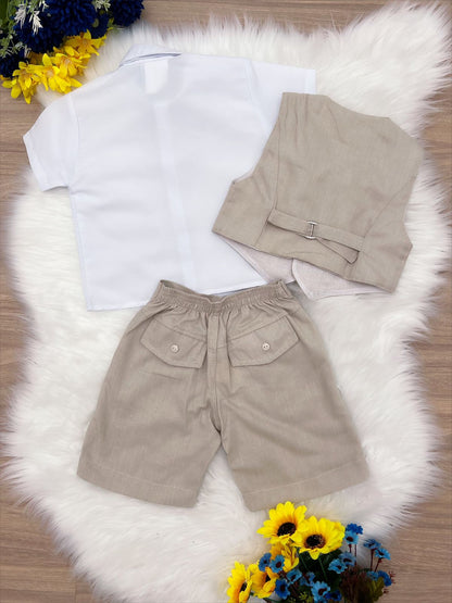 Conjunto formal beige con pantalones cortos, camisa, chaleco y corbata
