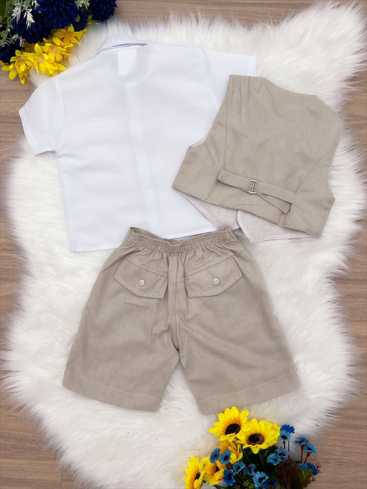 Conjunto formal beige con pantalones cortos, camisa, chaleco y corbata