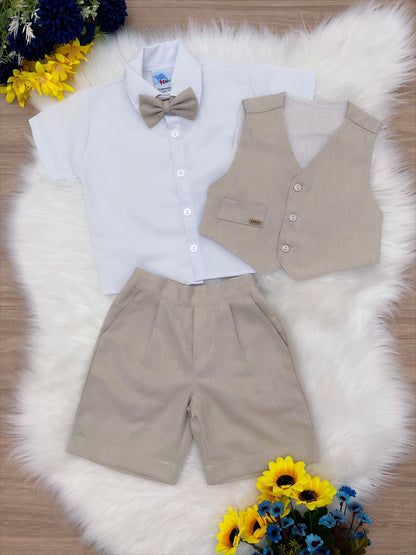 Conjunto formal beige con pantalones cortos, camisa, chaleco y corbata