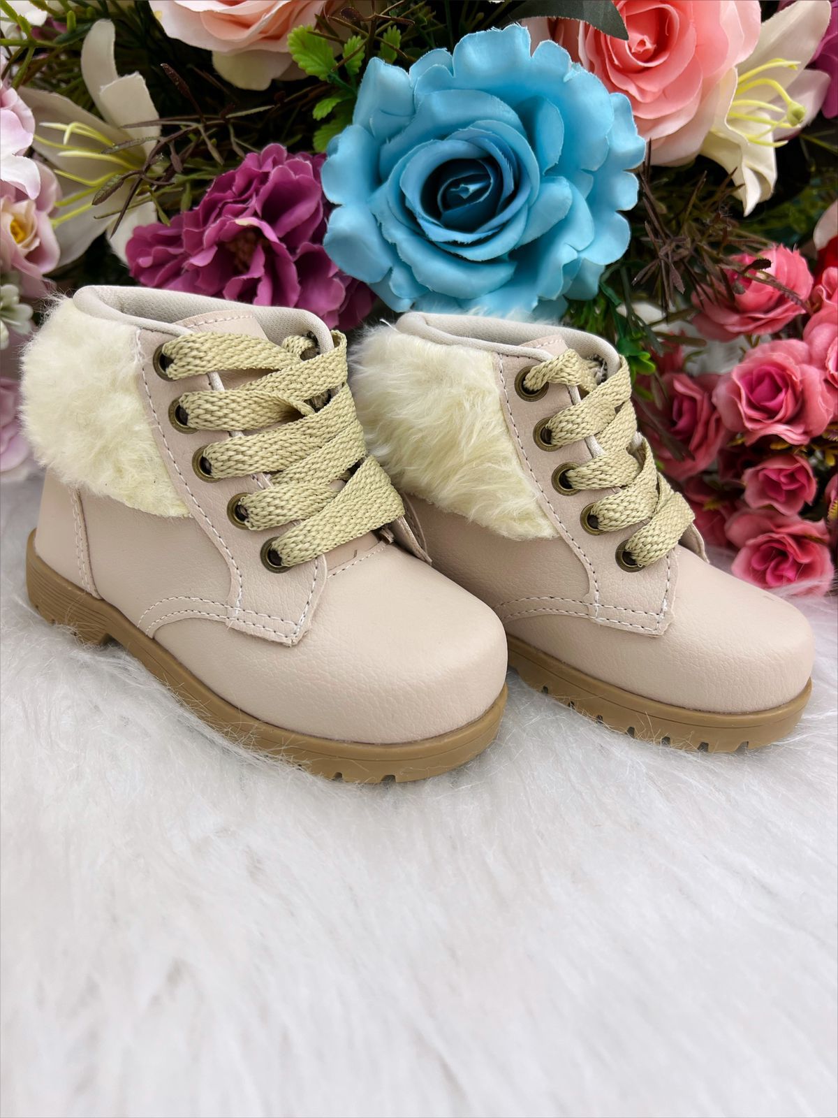 Botines infantiles color marfil con felpa y cordones 