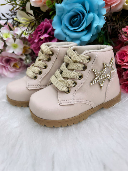 Botines infantiles color marfil con estrellas, purpurina y cordones 