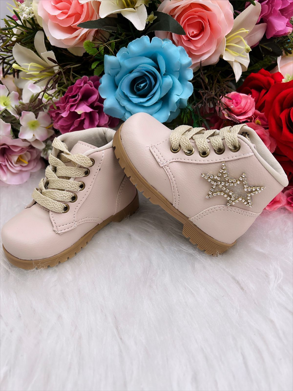 Botines infantiles color marfil con estrellas, purpurina y cordones 
