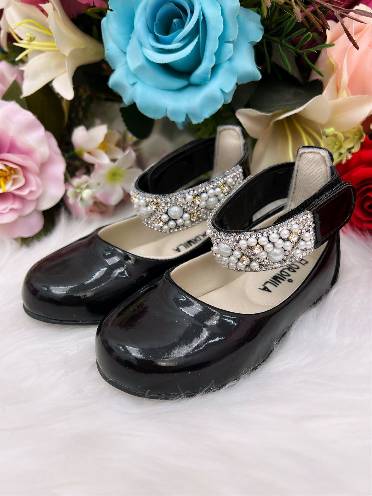 Zapato negro brillante con perlas y pedrería