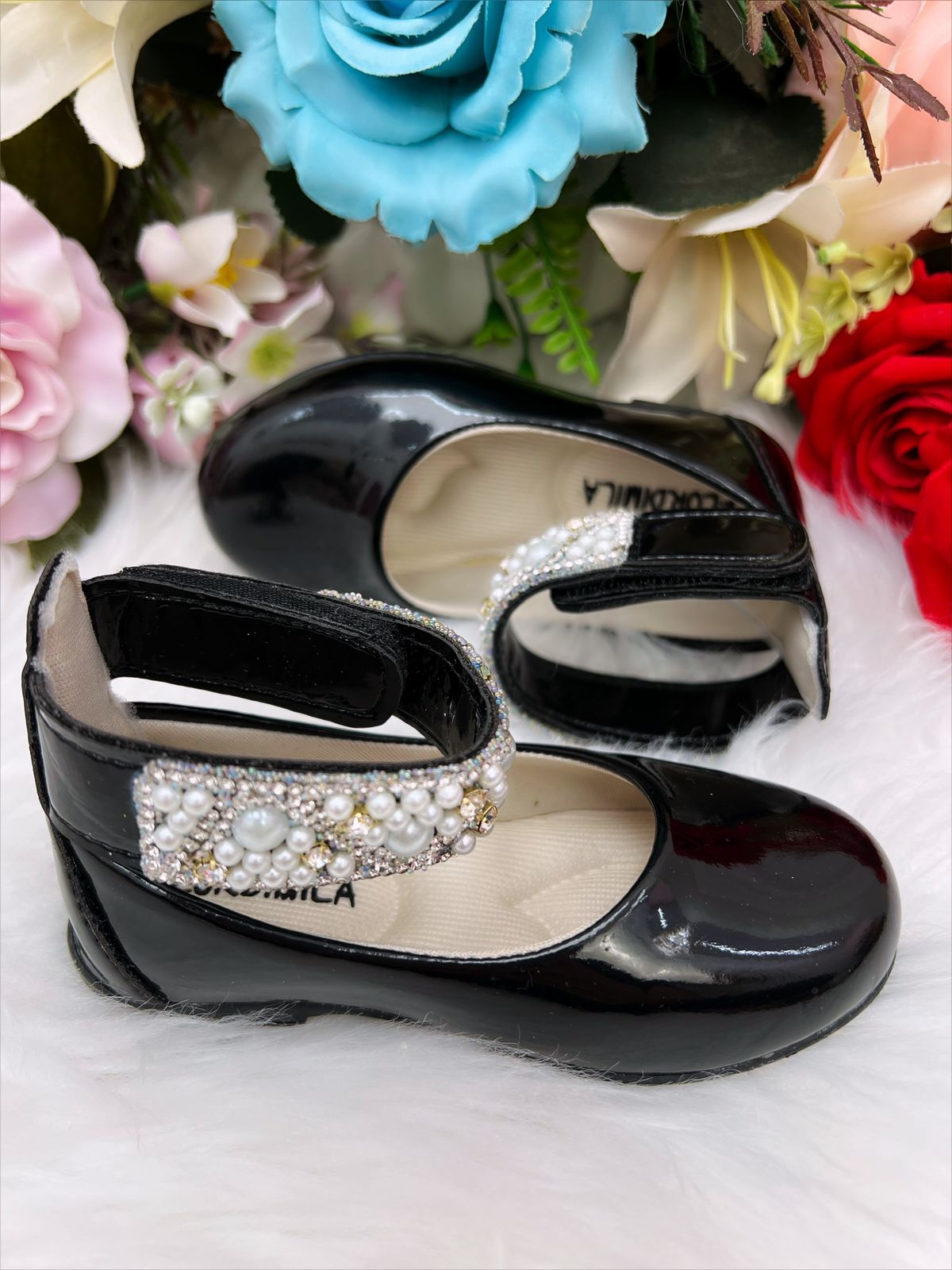 Zapato negro brillante con perlas y pedrería