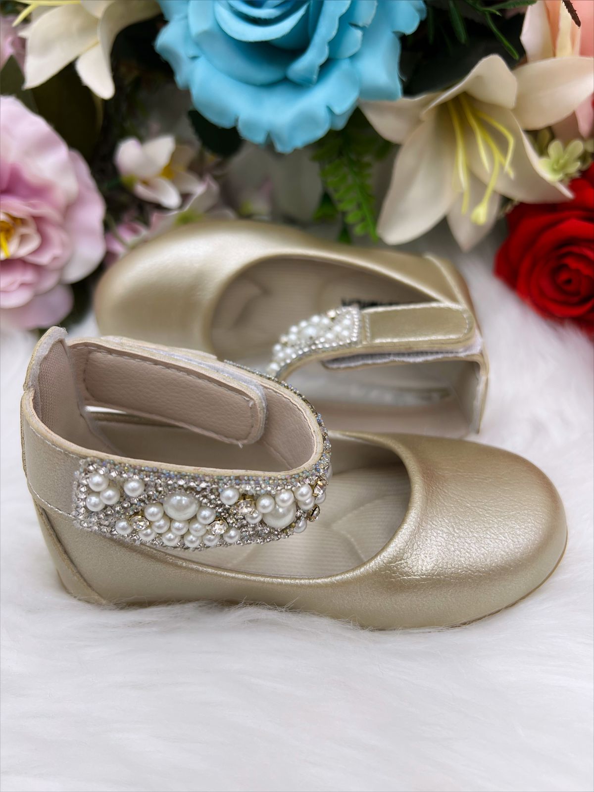 Zapato Tobillero Dorado con Perlas de Estrás 