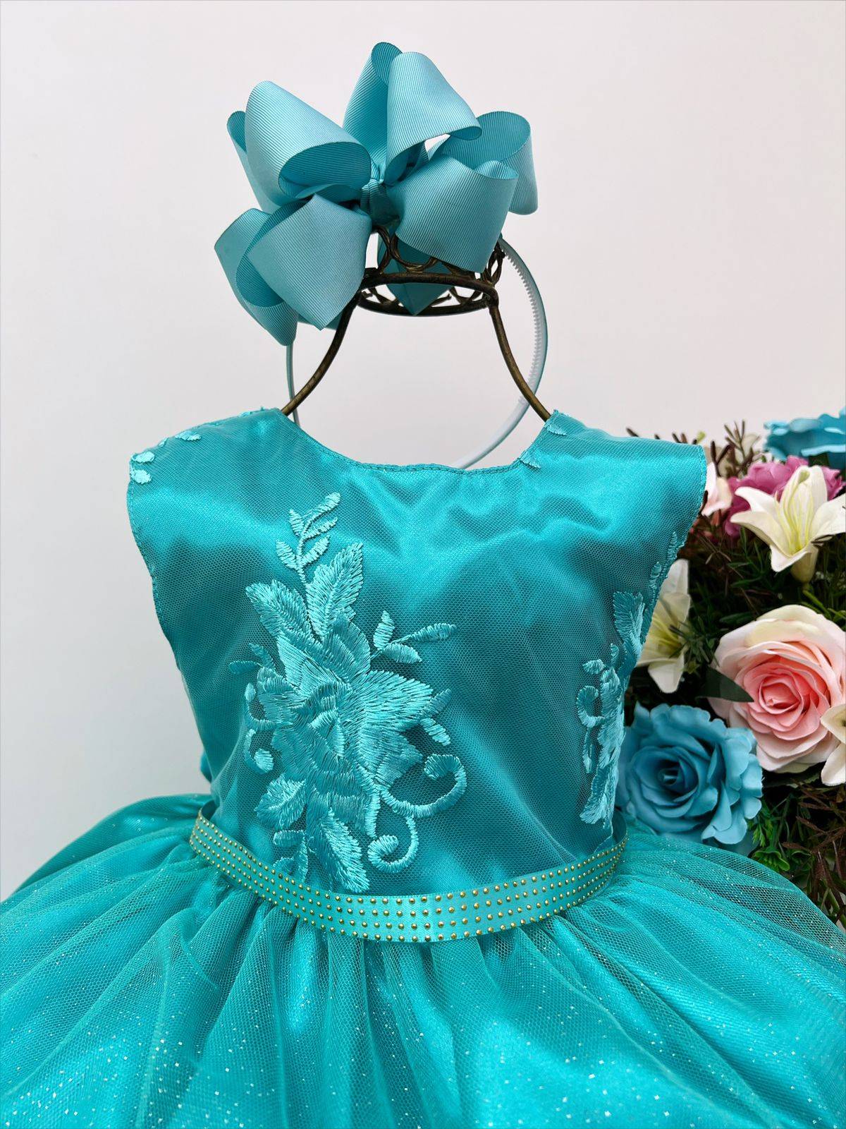 Vestido infantil verde con busto de encaje y cinturón de pedrería de lujo