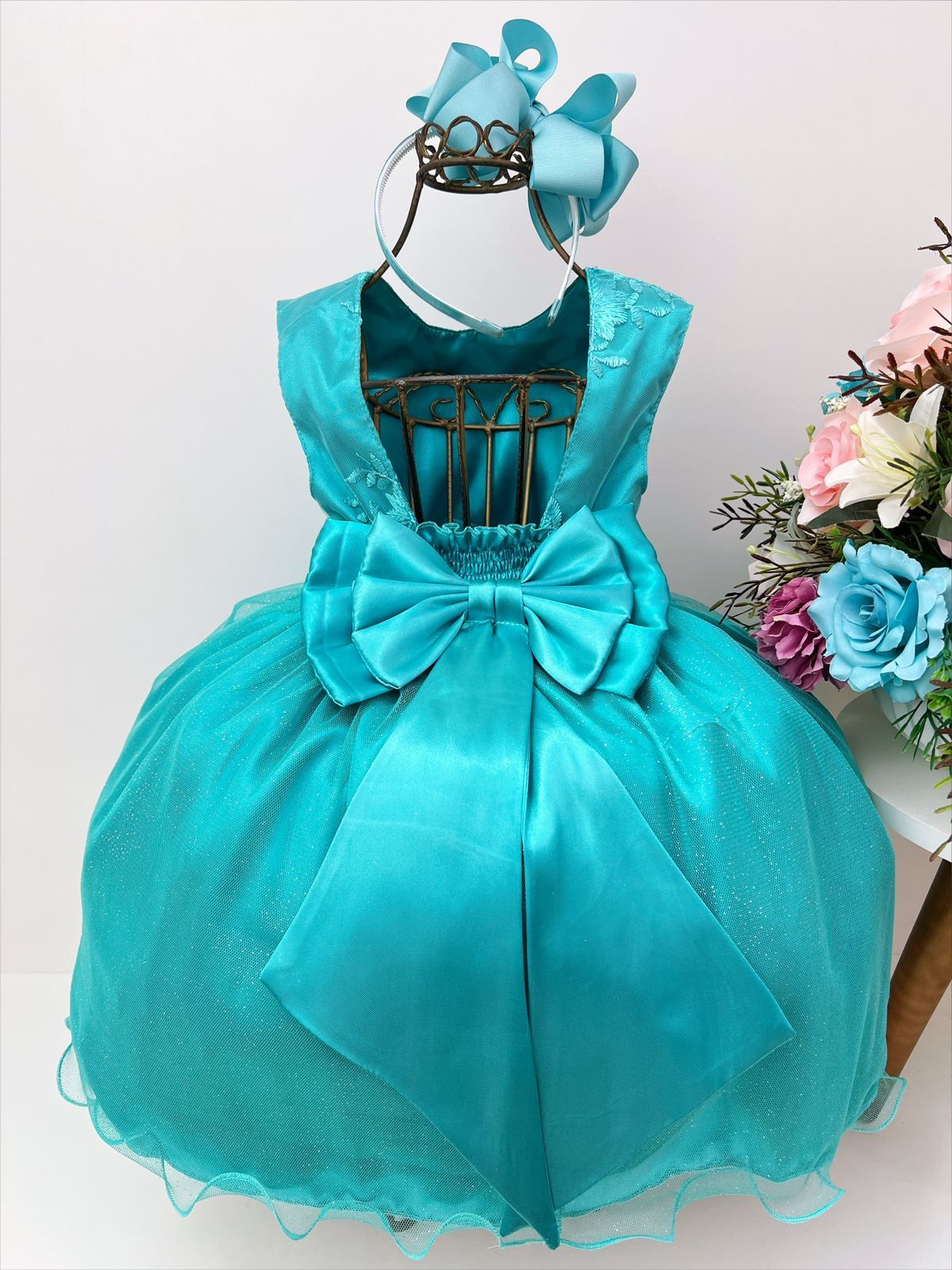 Vestido infantil verde con busto de encaje y cinturón de pedrería de lujo