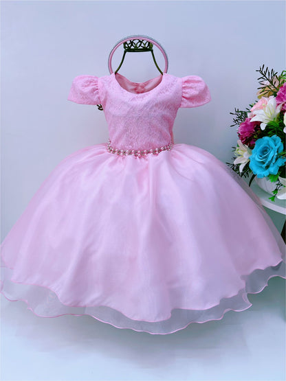Vestido infantil de encaje rosa con cinturón de perlas y tiara