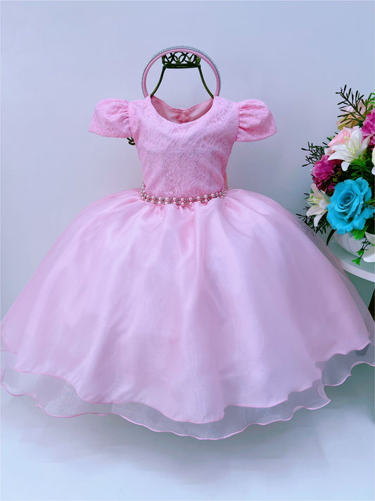 Vestido infantil de encaje rosa con cinturón de perlas y tiara