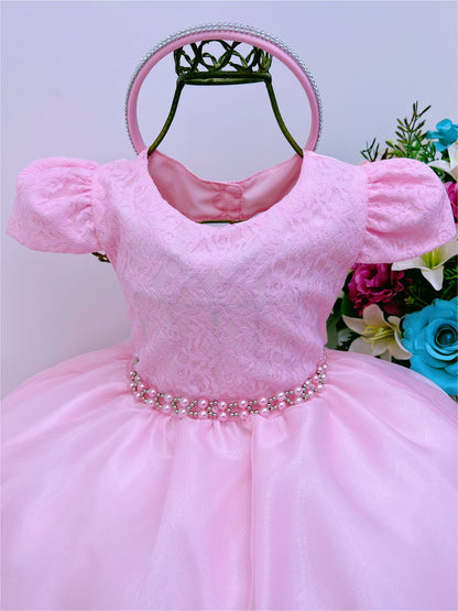 Vestido infantil de encaje rosa con cinturón de perlas y tiara