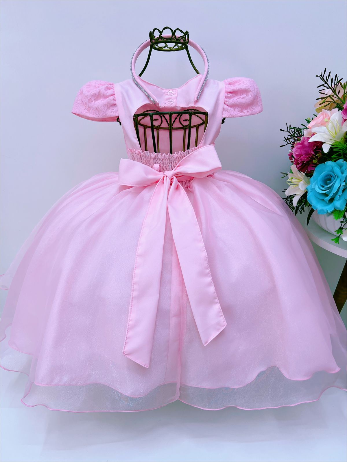 Vestido infantil de encaje rosa con cinturón de perlas y tiara