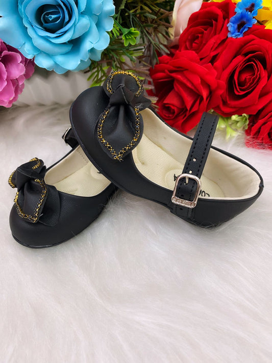 Zapato negro mate con lazo de diamantes de imitación