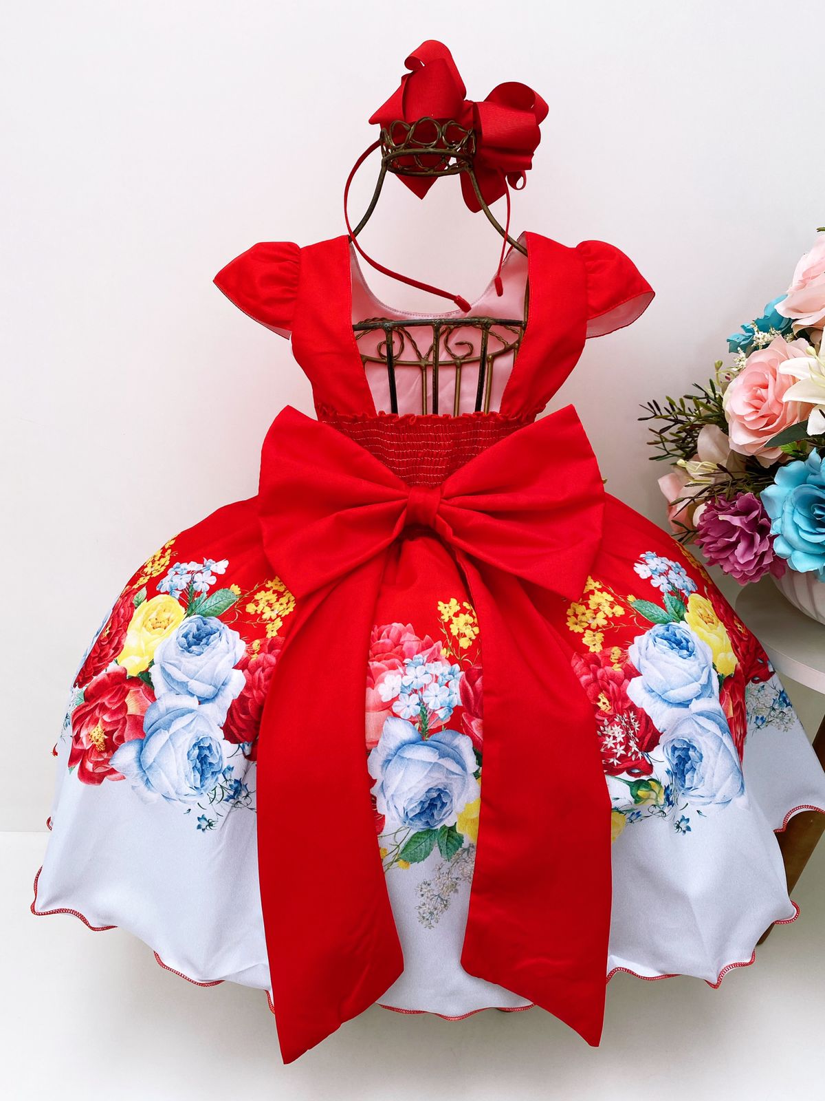 Vestido infantil con flores rojas y lazo dorado para fiestas de lujo