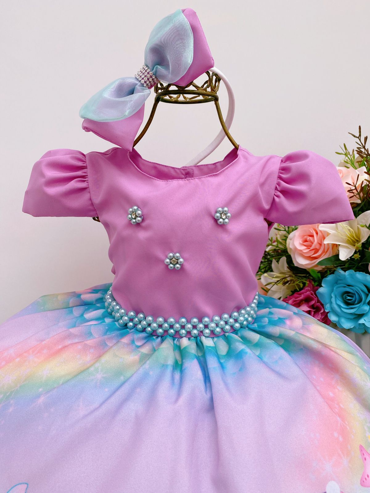 Vestido infantil de sirena lila con cinturón de perlas y tiara