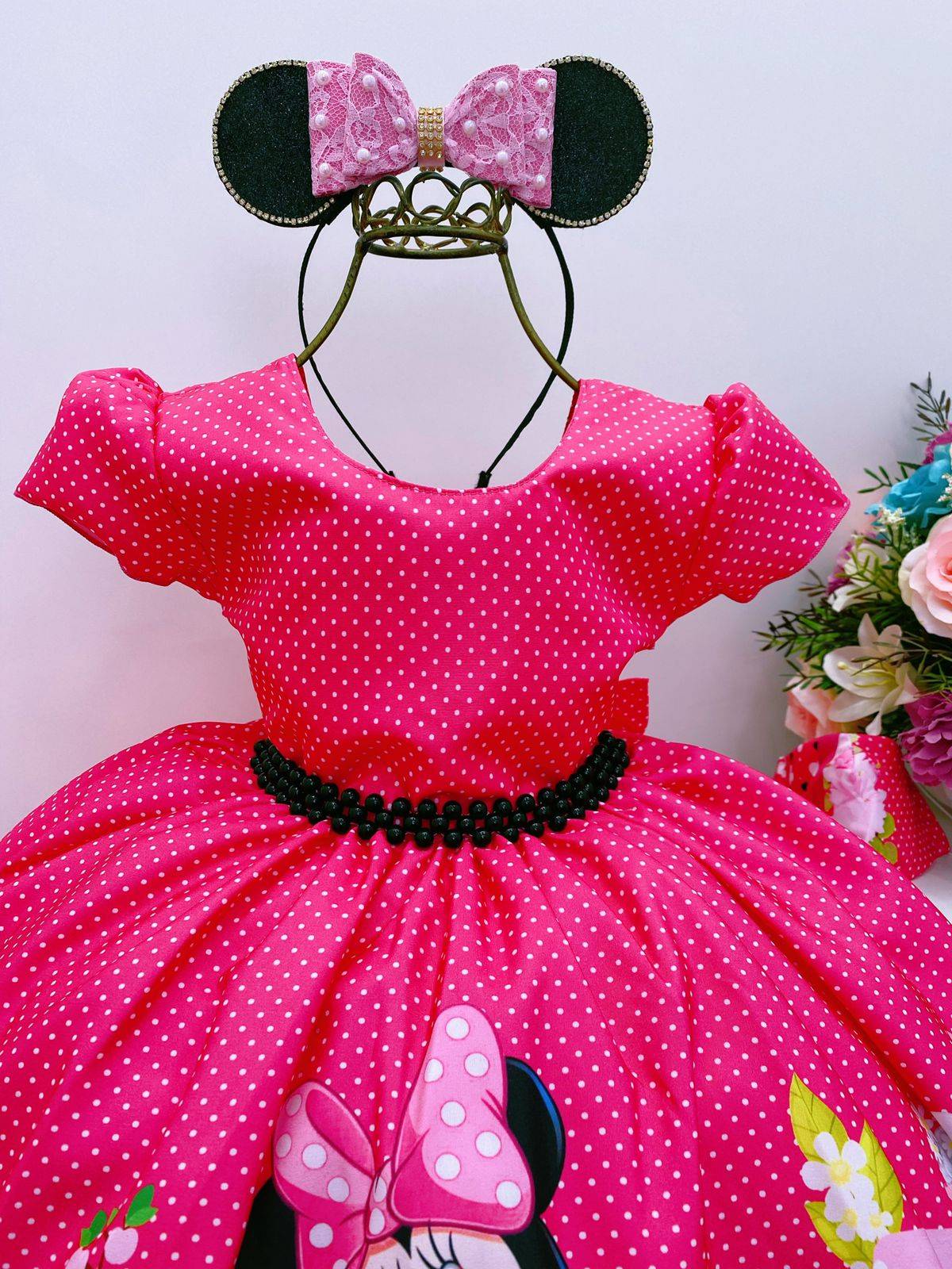 Vestido de Minnie Mouse con lunares rosas y perlas 
