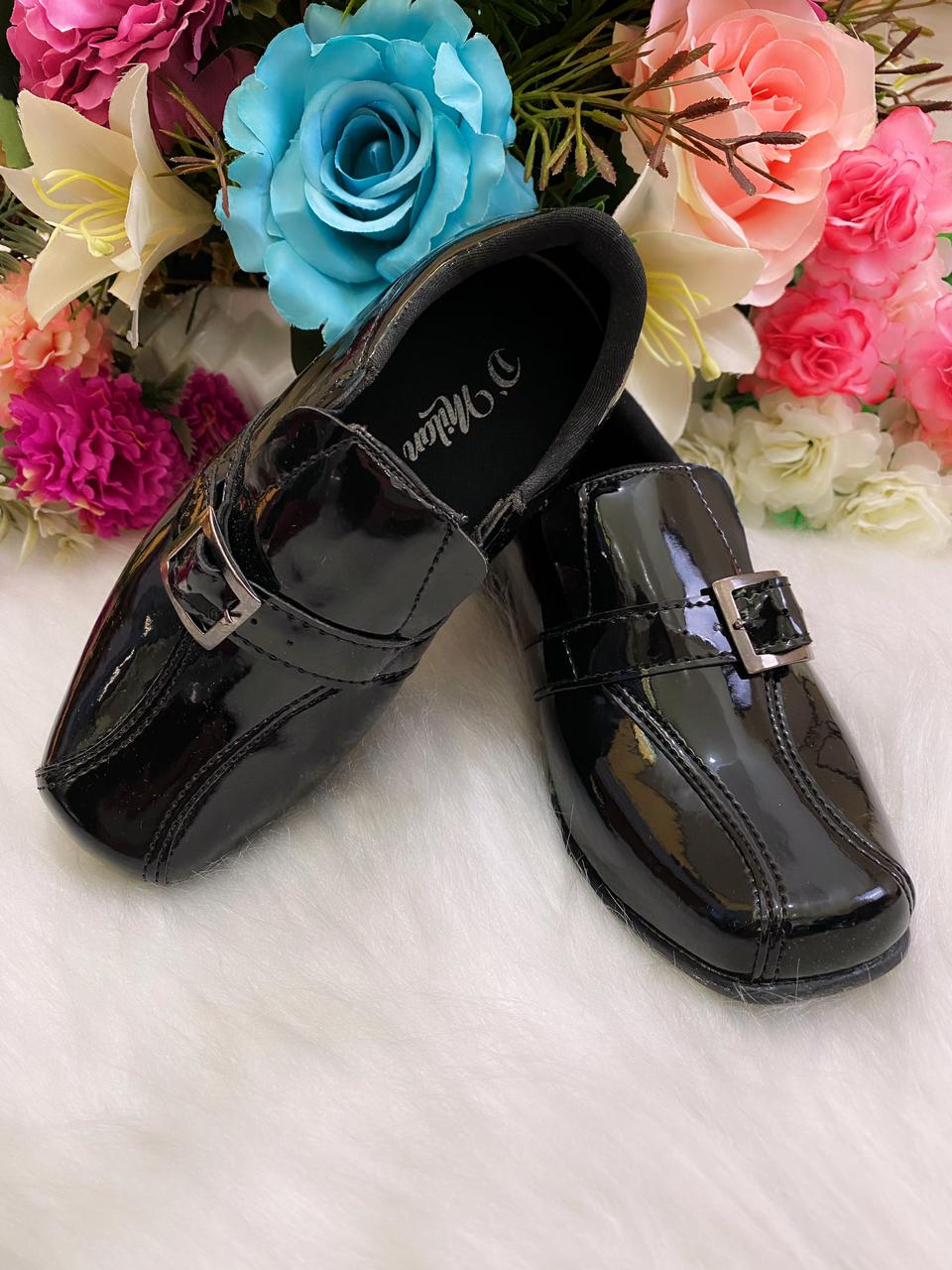 Zapatos de vestir de charol negro para niño