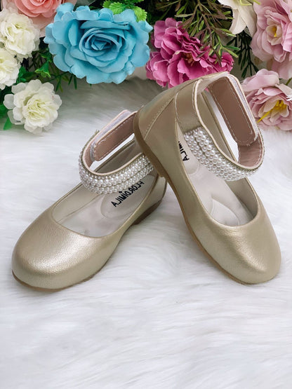 Zapato dorado con tobillera de perla y pedrería