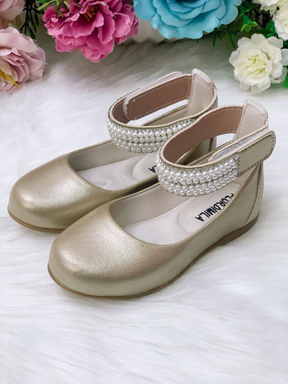 Zapato dorado con tobillera de perla y pedrería