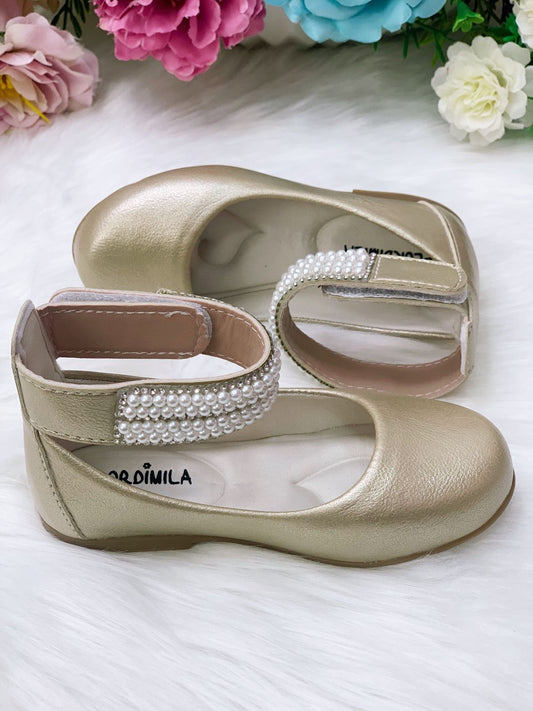 Zapato dorado con tobillera de perla y pedrería