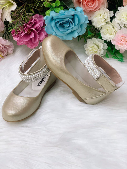 Zapato dorado con tobillera de perla y pedrería