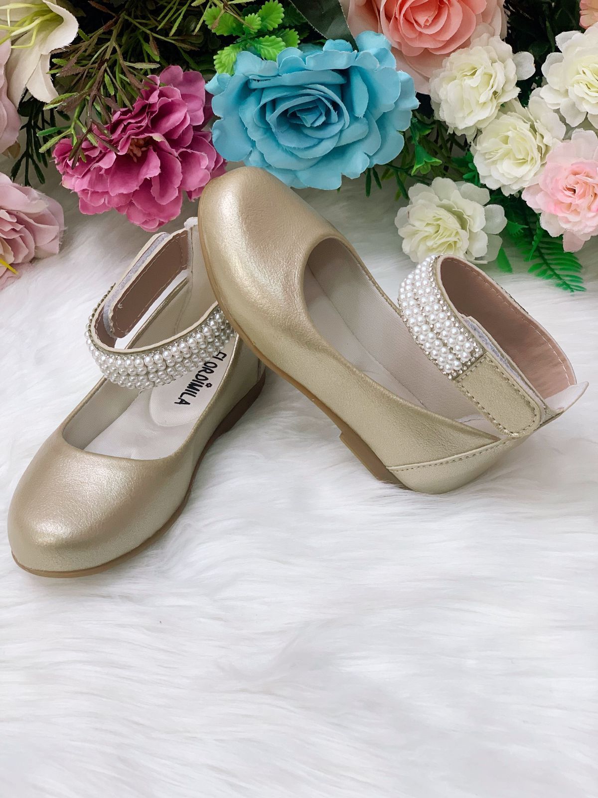 Zapato dorado con tobillera de perla y pedrería