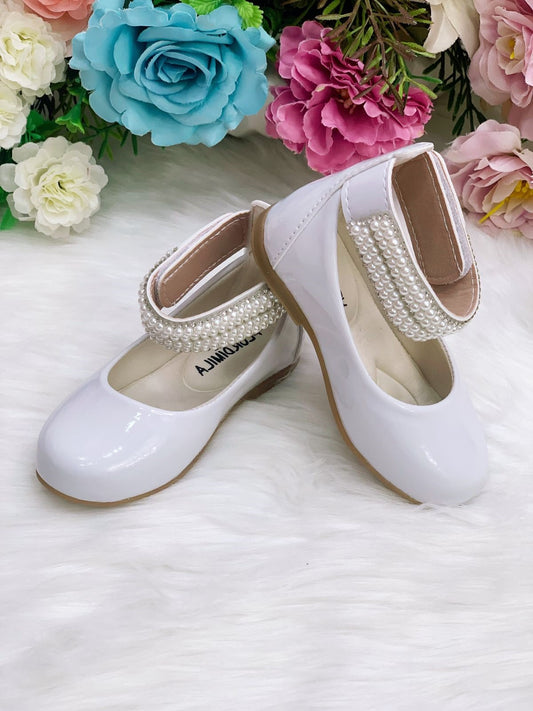 Zapato blanco con tobillera de perla y pedrería