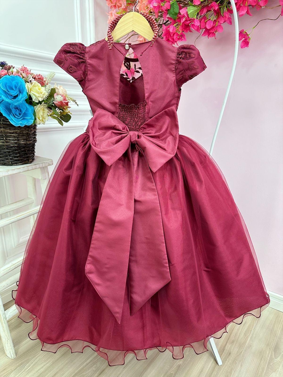 Vestido de dama de honor infantil con bordado Marsala y perlas.
