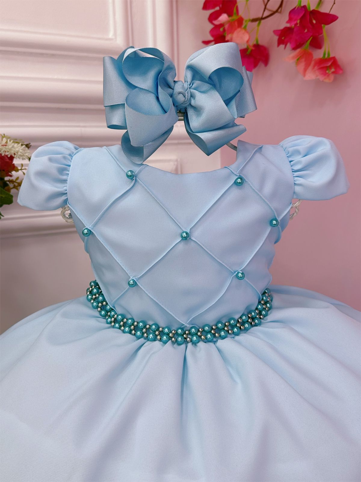 Vestido infantil azul bebé con pecho acanalado y cinturón de perlas
