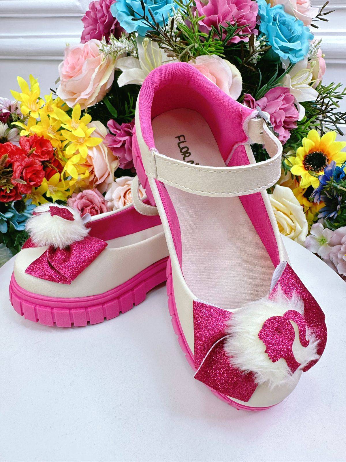 Zapato de tacón de tractor Barbie en blanco roto y rosa con lazo 
