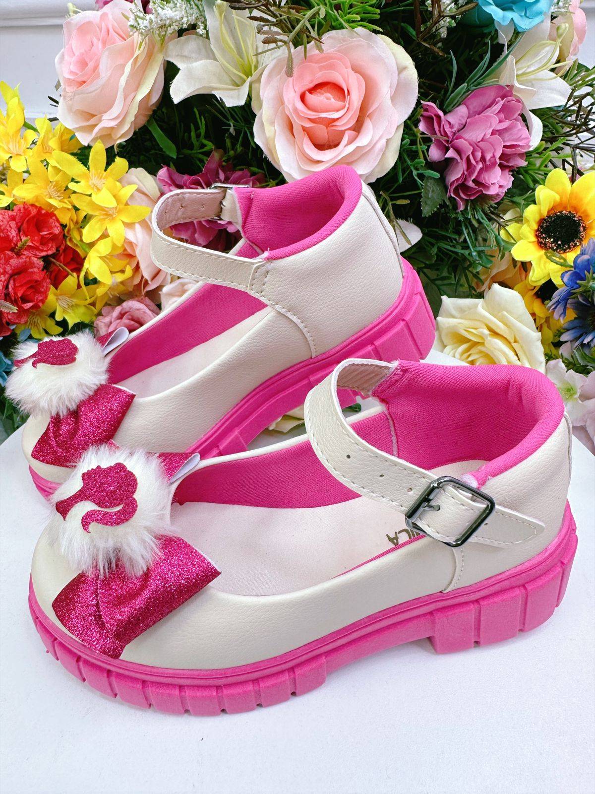 Zapato de tacón de tractor Barbie en blanco roto y rosa con lazo 