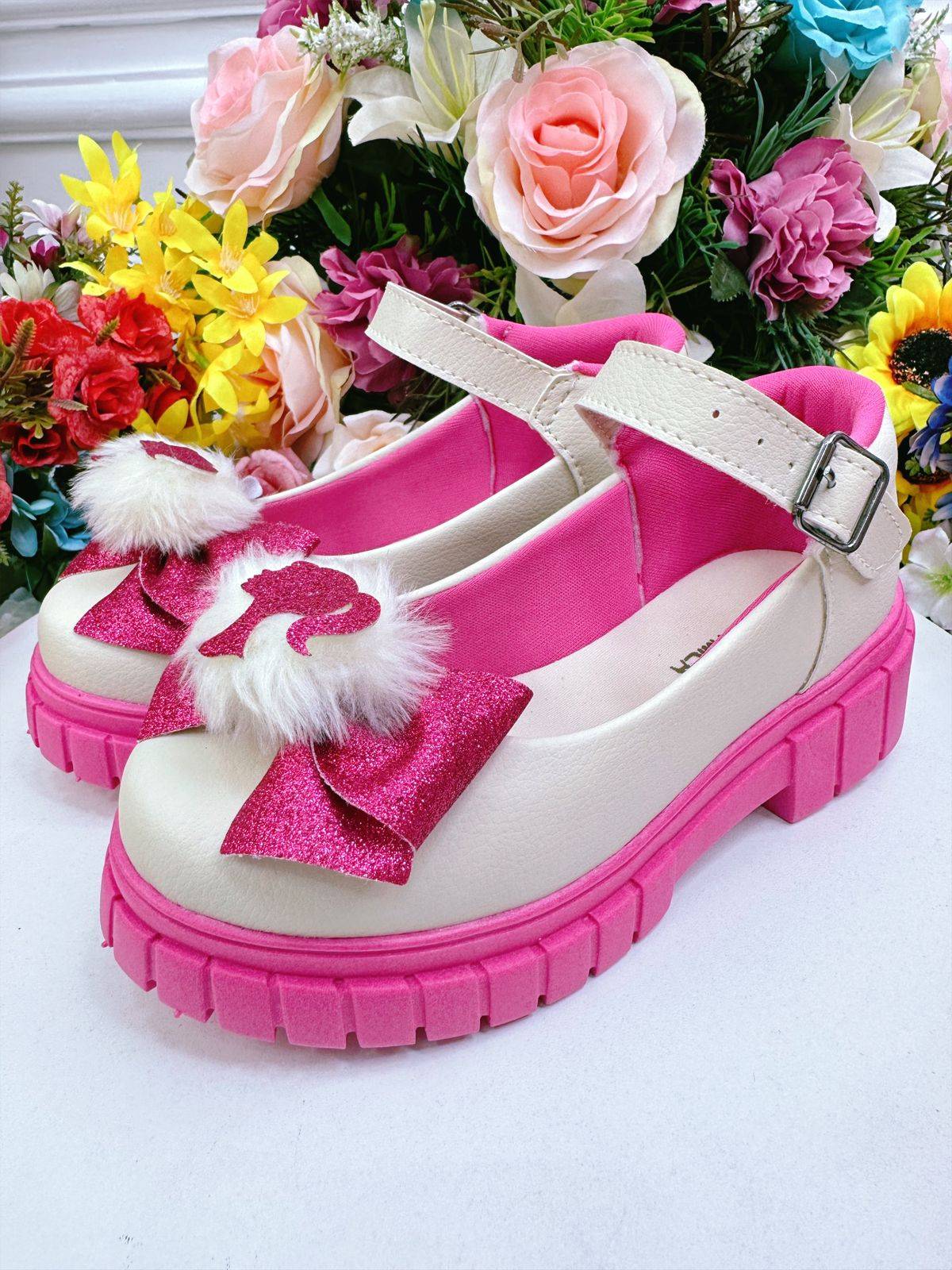 Zapato de tacón de tractor Barbie en blanco roto y rosa con lazo 