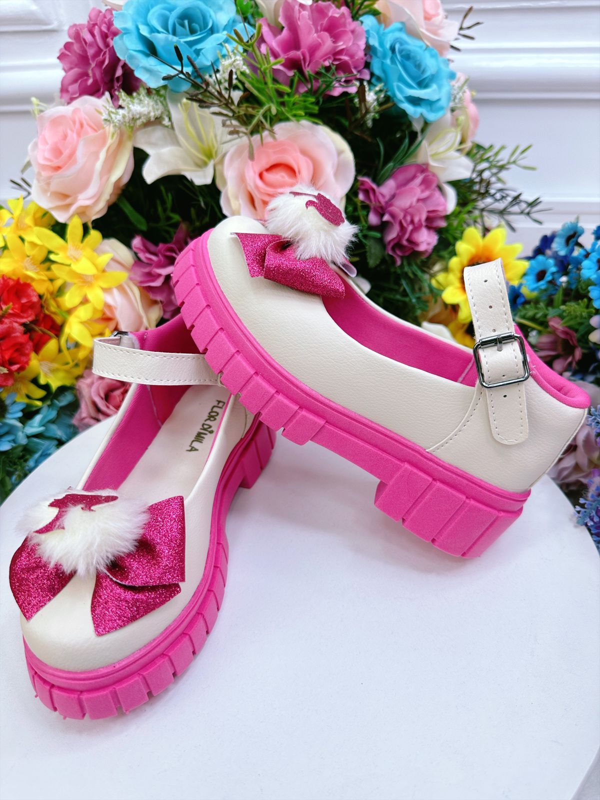 Zapato de tacón de tractor Barbie en blanco roto y rosa con lazo 