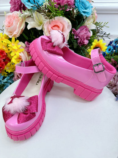 Zapato de tacón tractor con lazo rosa y chicle rosa de Barbie