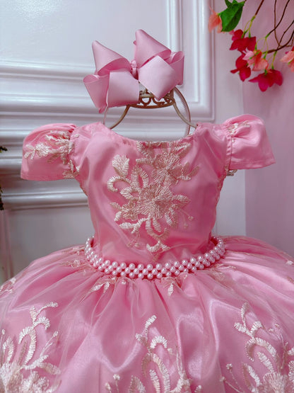 Vestido infantil rosa con encaje de realeza y cinturón de perlas