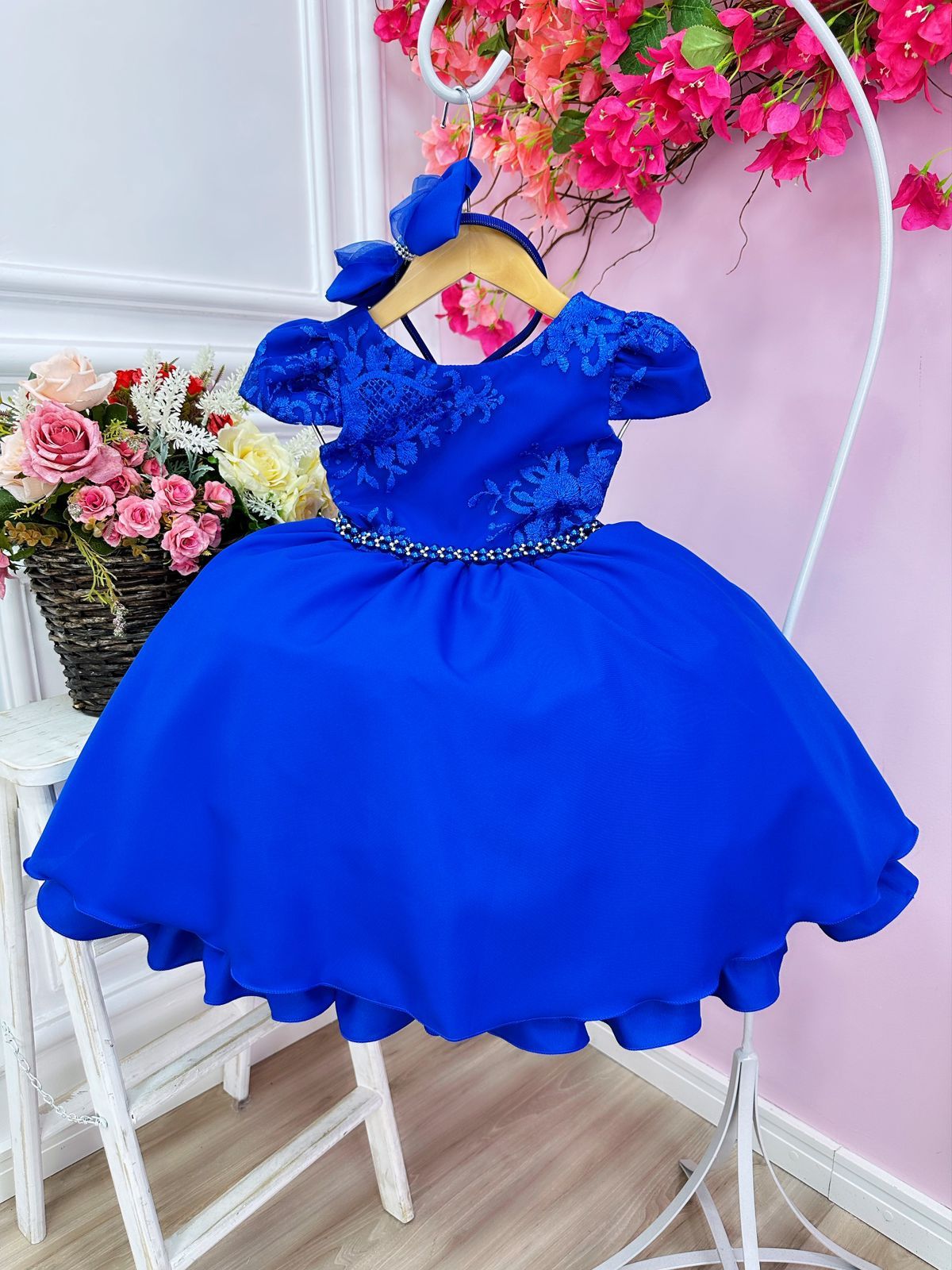 Vestido infantil de encaje azul real con cinturón de perlas y tiara