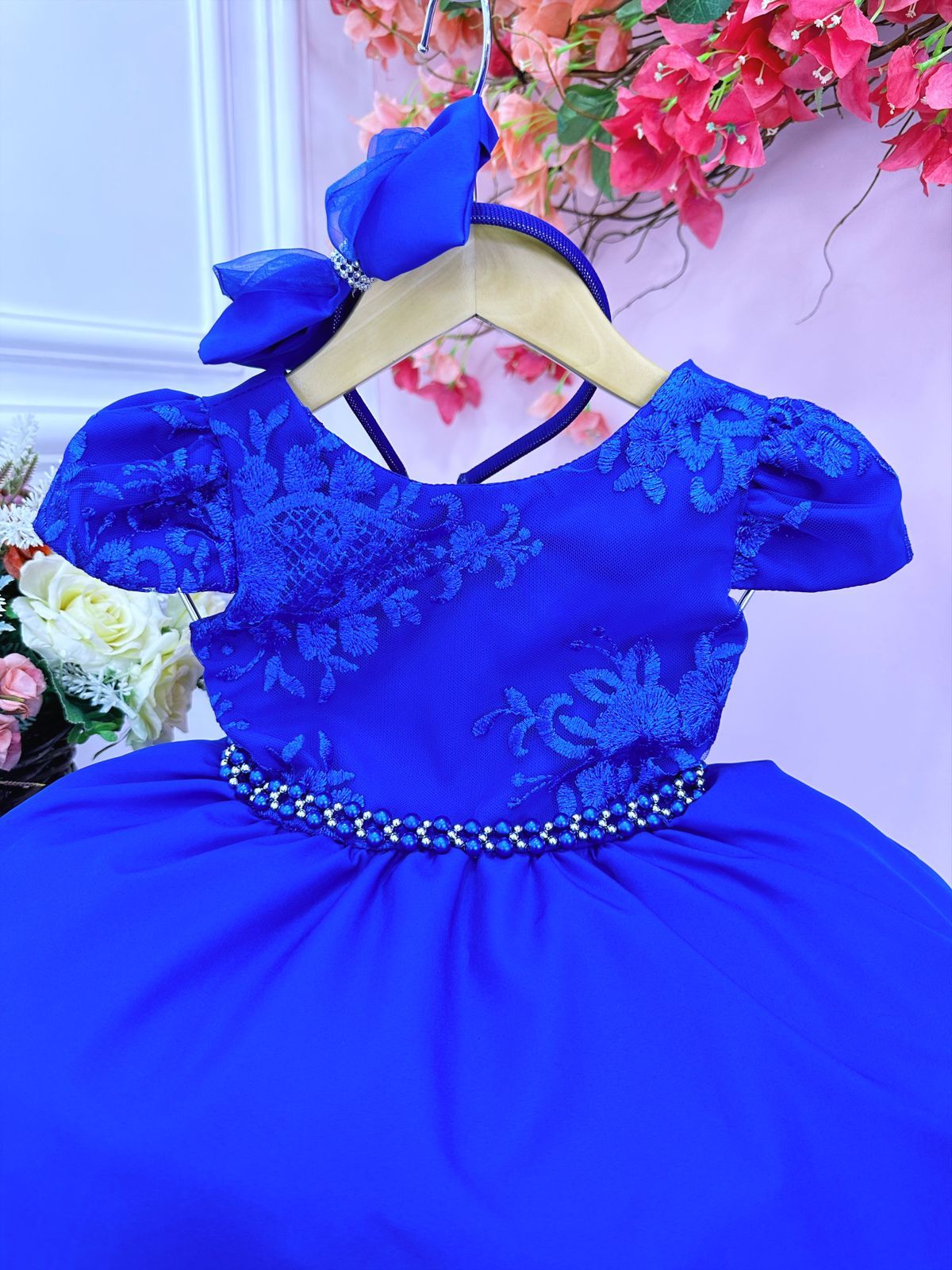 Vestido infantil de encaje azul real con cinturón de perlas y tiara