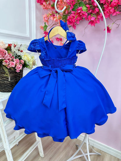 Vestido infantil de encaje azul real con cinturón de perlas y tiara