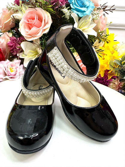 Zapato negro con tobillera de perla y pedrería 