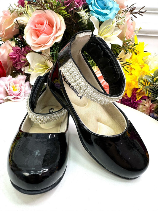 Zapato negro con tobillera de perla y pedrería 
