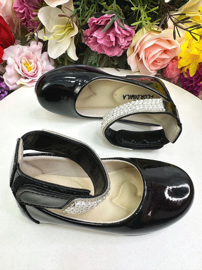 Zapato negro con tobillera de perla y pedrería 