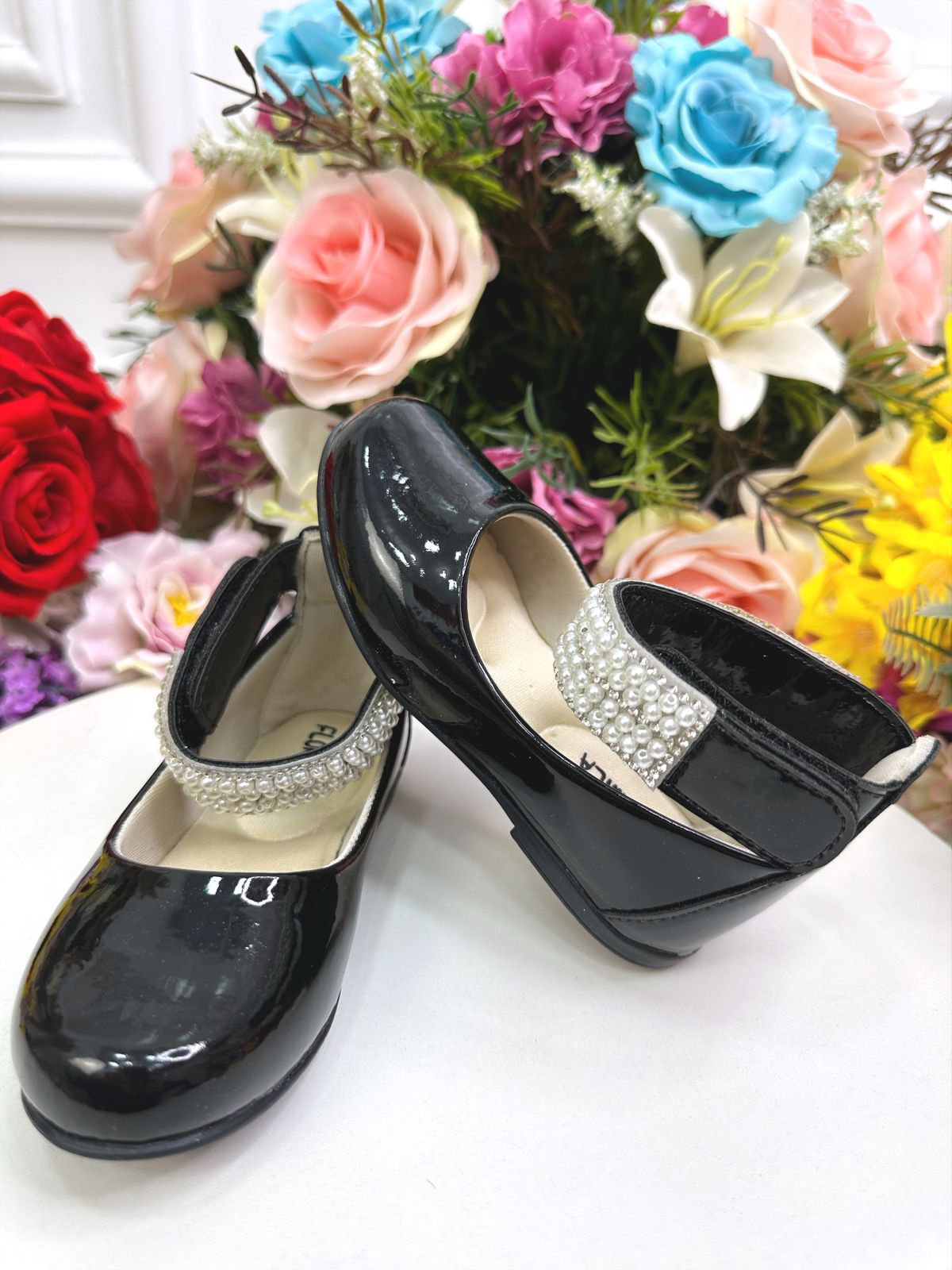 Zapato negro con tobillera de perla y pedrería 