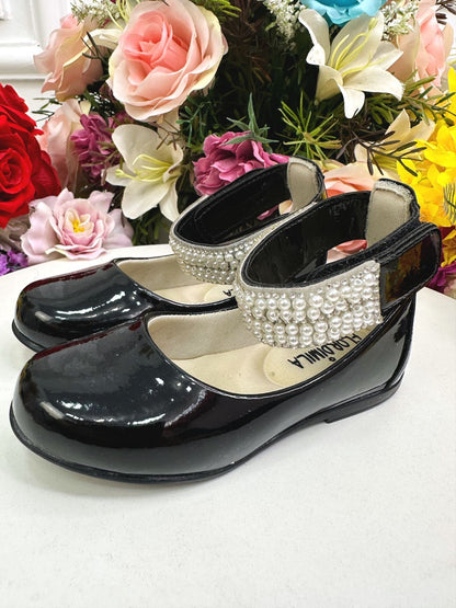 Zapato negro con tobillera de perla y pedrería 