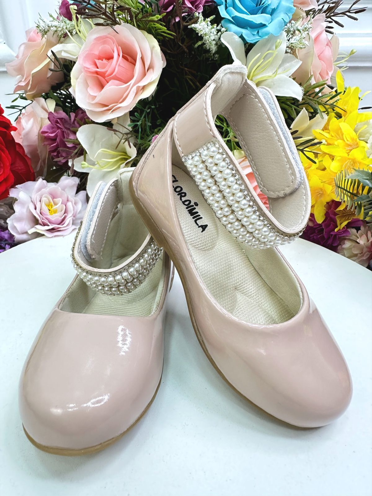 Zapato nude con tobillera de perla y pedrería 