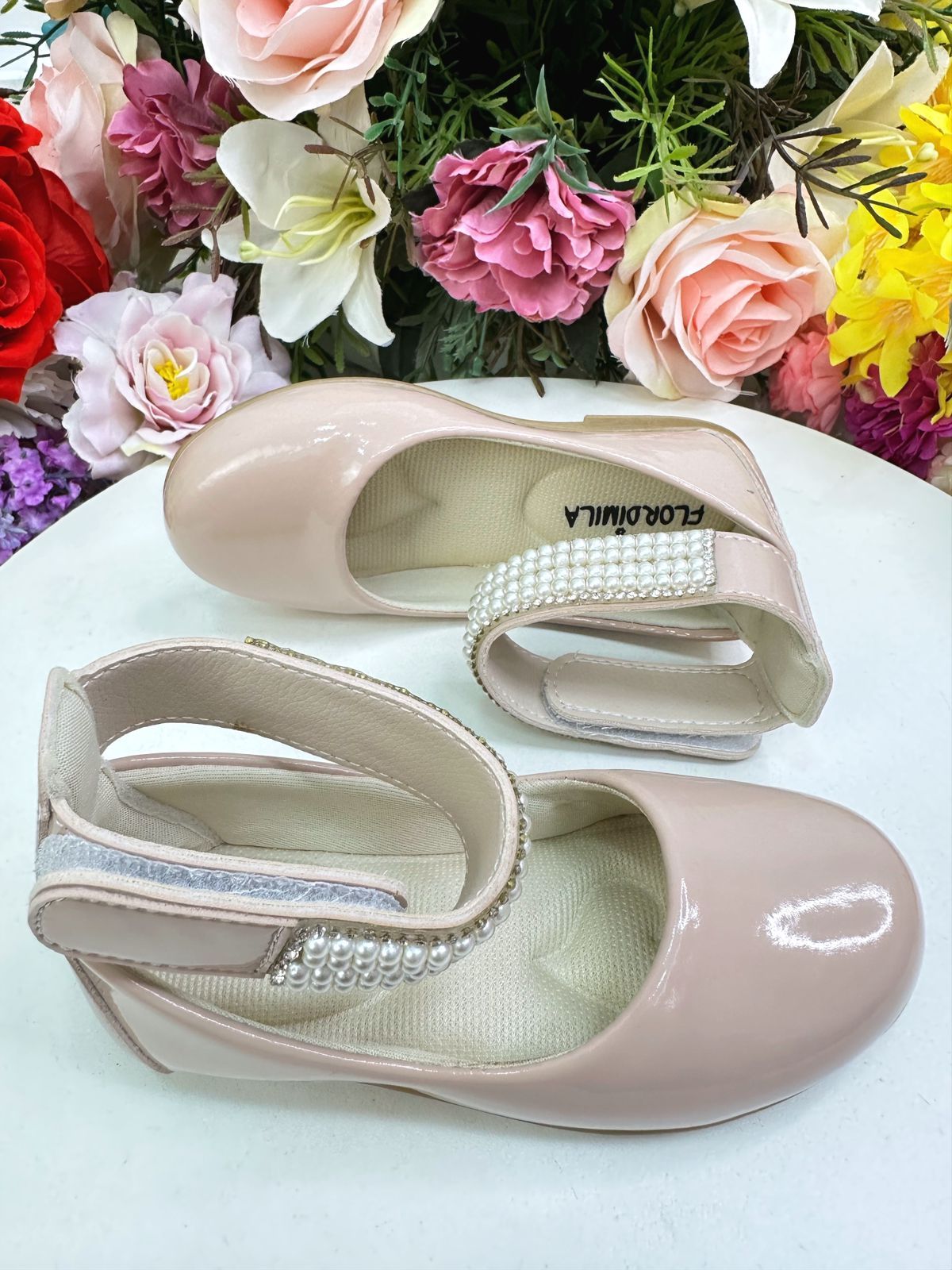Zapato nude con tobillera de perla y pedrería 